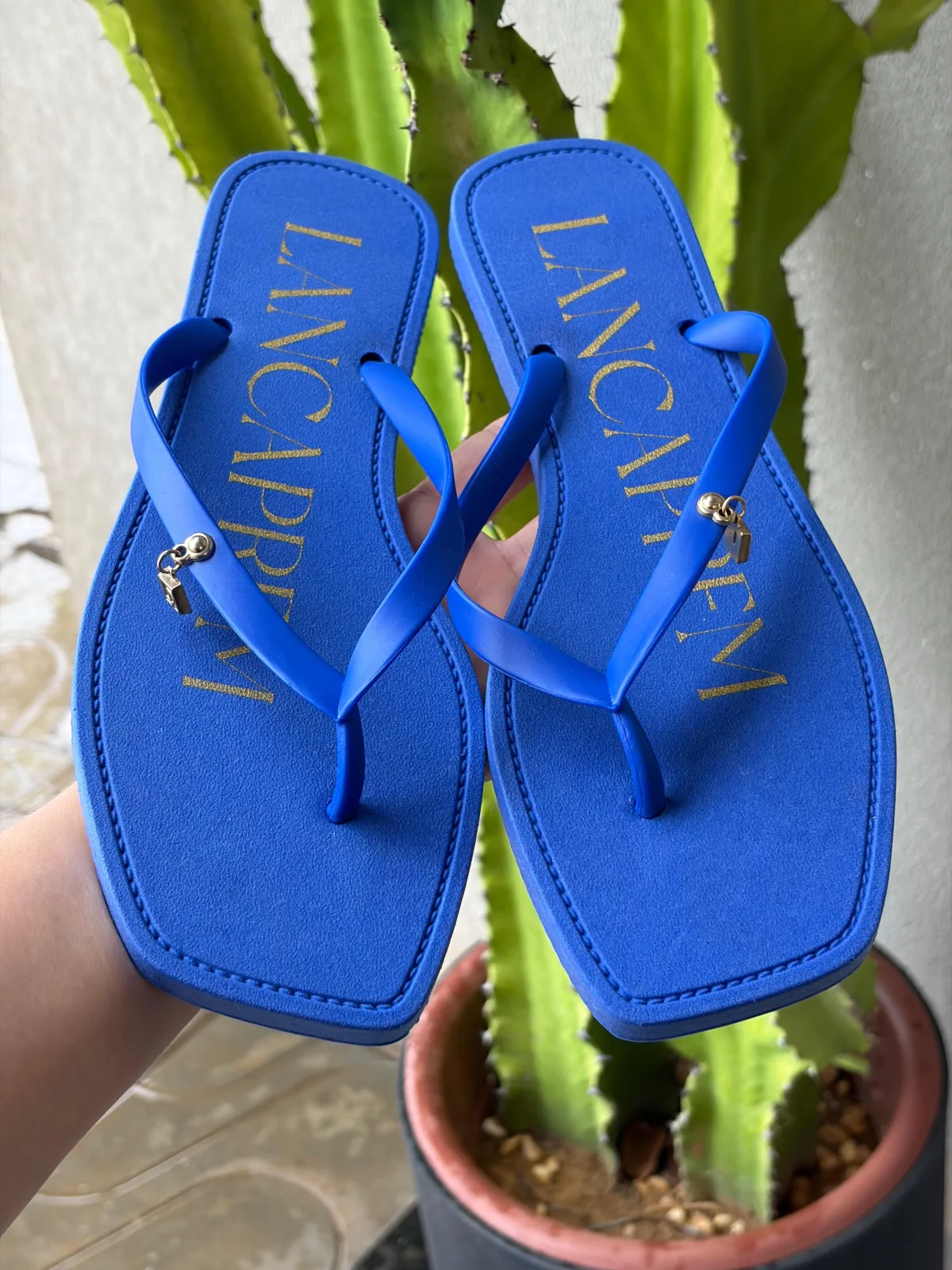 chinelo alto lança perfume