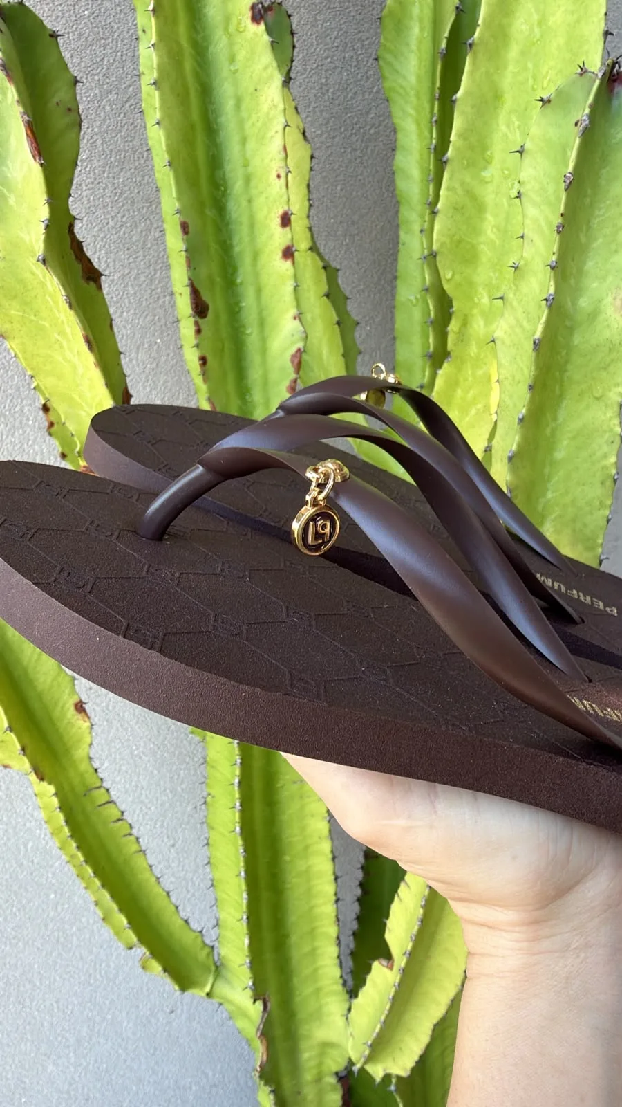 chinelo alto lança perfume