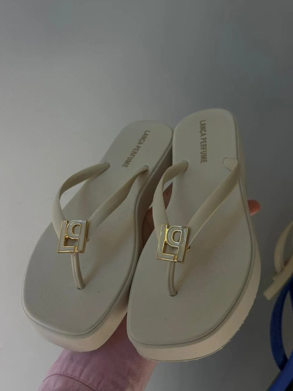 Chinelo Alto Lança Perfume