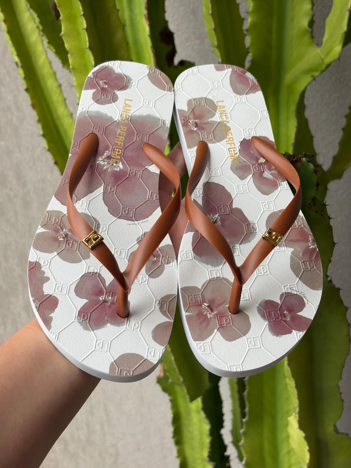 chinelo estampado com efeite lp