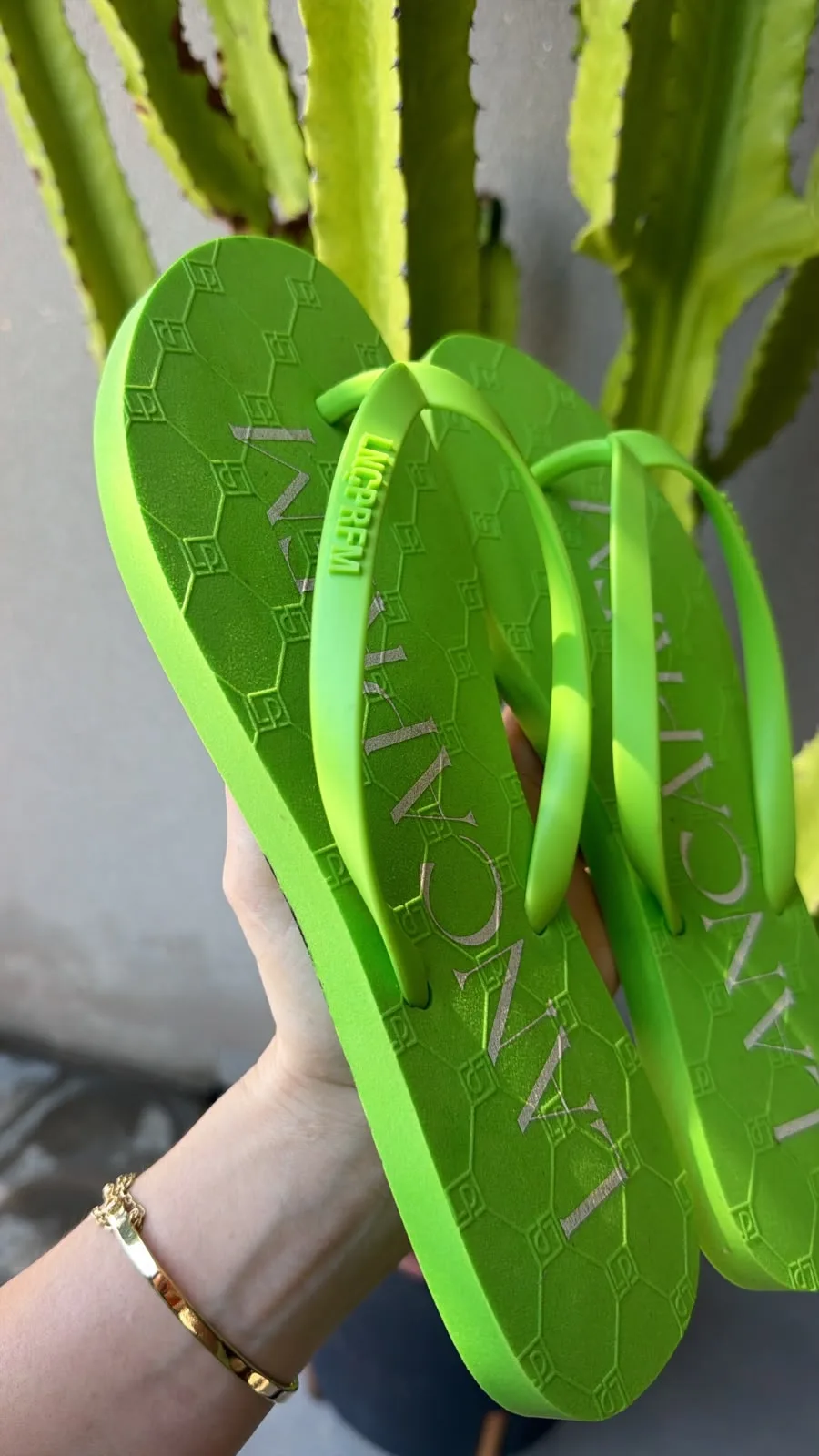chinelo monograma lp