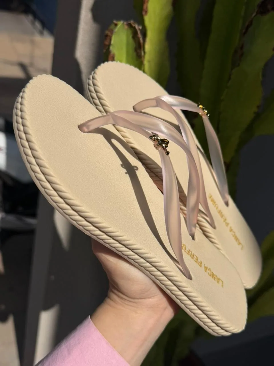 Chinelo sola tranças LP cursivo